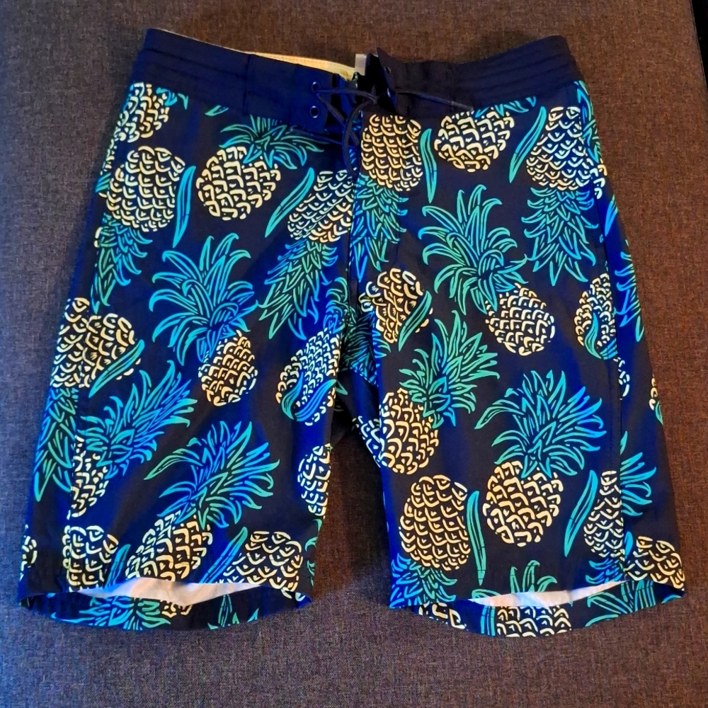 Old navy California pineapple swimwear. The size is 28 in mens. Colors dark blue
